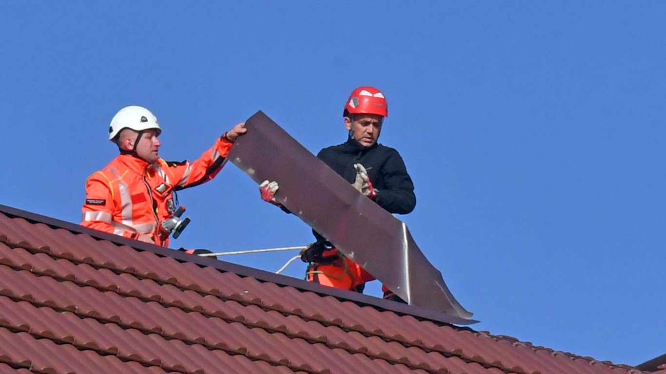 Вятърът не стихва: Отнесе ламарини от покривите на МС и БАН, бедствие във Враца