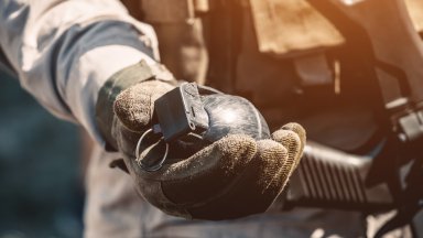 Две ръчни гранати РГД 78 и две запалки за тях са