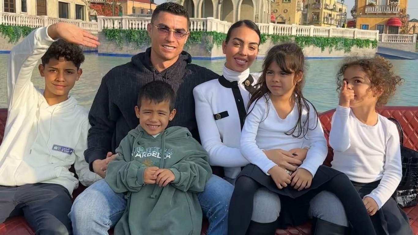 Кристиано Роналдо и семейството му опознават новия си дом в Саудитска Арабия