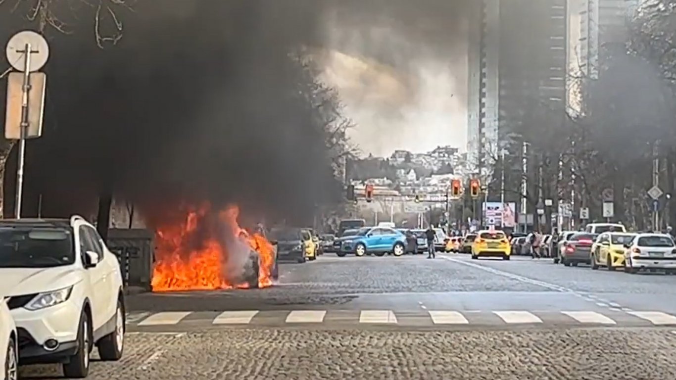 Кола избухна в пламъци пред сградата на БАБХ, недалеч от "Пирогов" (видео)