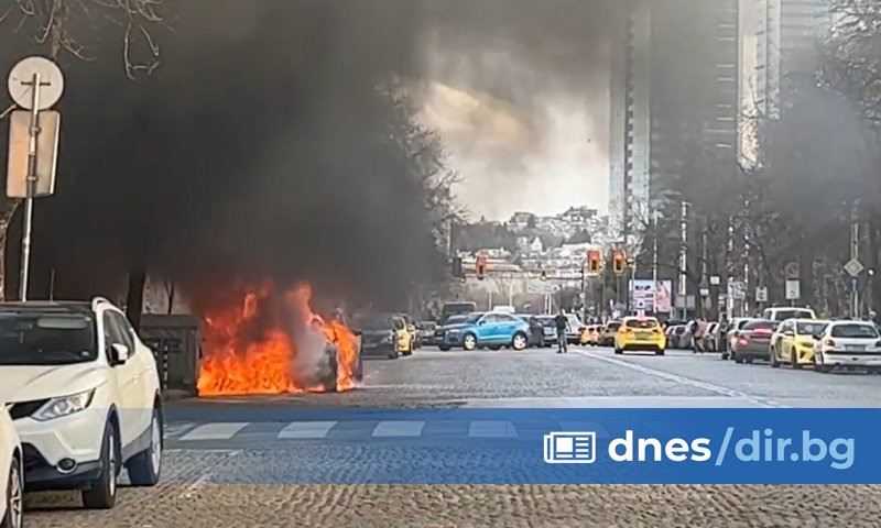 Кола избухна в пламъци пред сградата на БАБХ в София