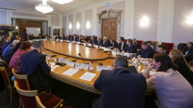 Дарителите на Демократична България които са били служители или в