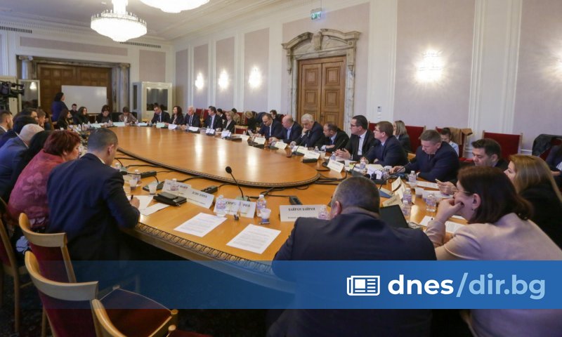 Дарителите на Демократична България, които са били служители или в