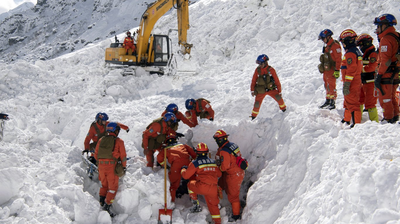 Жертвите на лавината в т.нар. "Тибетска Швейцария“ станаха 20