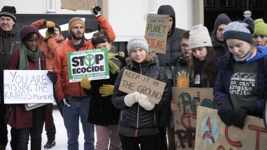 Грета Тунберг и около 30 активисти излязоха днес при минусови
