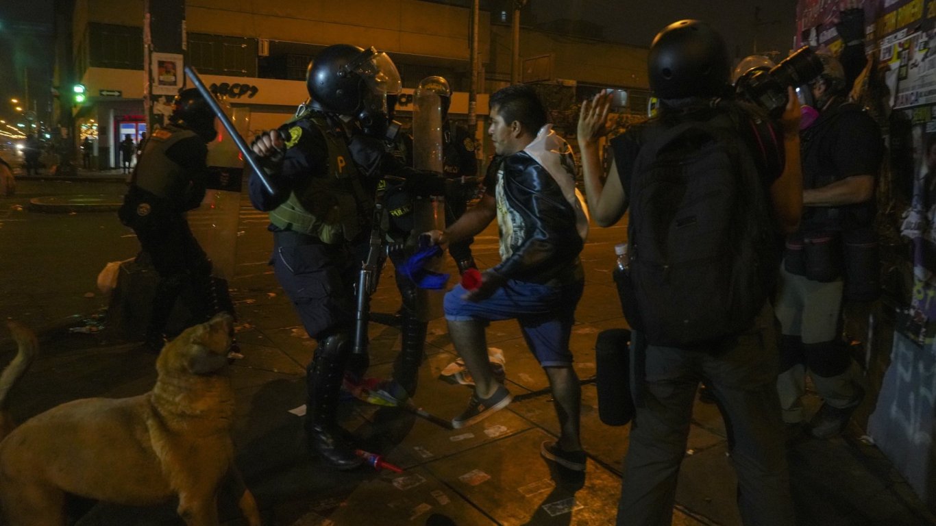 Втора поредна нощ на безредици в перуанската столица Лима, десетки са арестувани