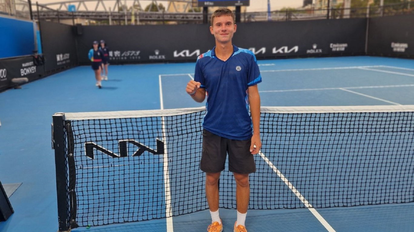 Трета победа за младите българи на Australian Open