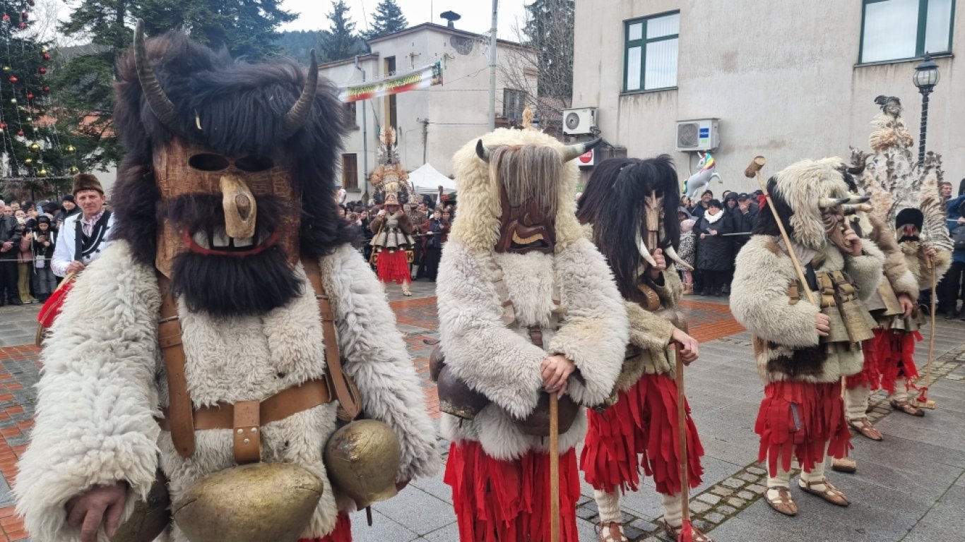 Брезник се превърна в сурвакарско царство (снимки)