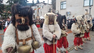 С пъстри костюми страшни маски и много настроение в Брезник