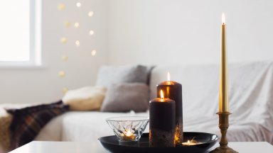 Стилни свещници и ароматни свещи, които ще преобразят дома ви
