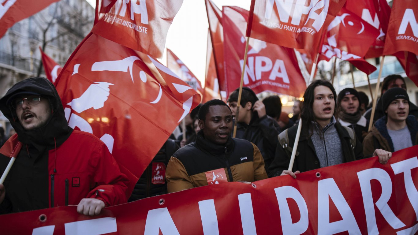 Многохиляден протест срещу пенсионната реформа на Макрон в Париж (снимки)
