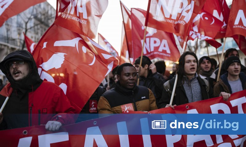 Хиляди хора излязоха днес в студа на протестно шествие в
