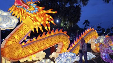 Китайците по целия свят посрещат тази вечер Нова година по