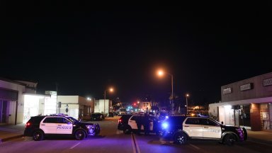 Най малко 9 души загинаха след стрелба в търговски обект в