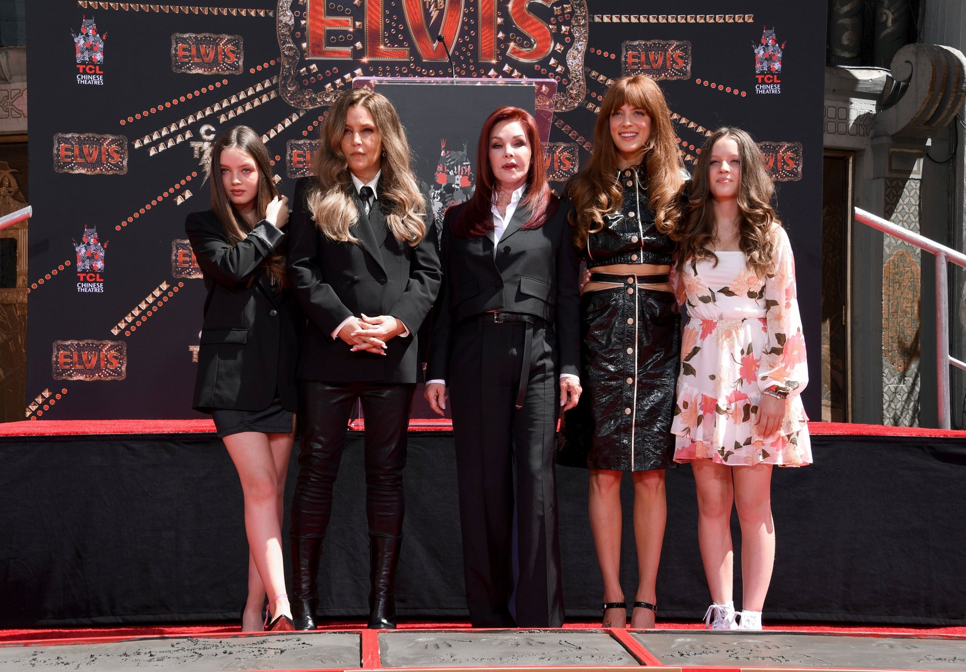 Лиза с майка си Присила и дъщерите си Райли, Харпър и Финли на премиерата на филма "Елвис"