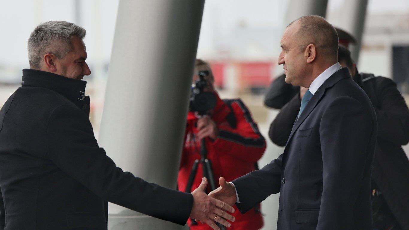 Румен Радев посрещна канцлера на Австрия на летището в Пловдив (снимки)