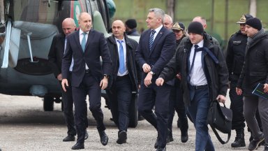 Президентът Румен Радев и федералният канцлер на Австрия Карл Нехамер дават