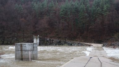 Проливни дъждове в Смолянско наводниха къщи и спреха тока