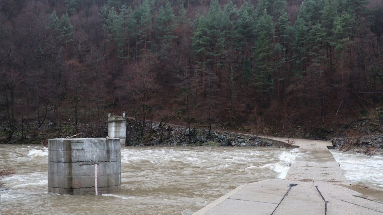 Проливни дъждове в Смолянско наводниха къщи и спреха тока