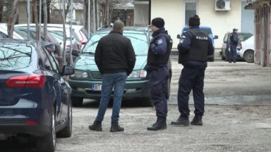 Въоръжена жена нападна фризьорка и се барикадира в ателието ѝ