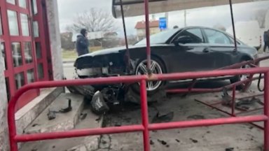 Автомобил се вряза в магазин за авточасти на оживена улица