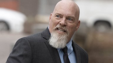 Американец който беше заснет с краката си върху бюро в