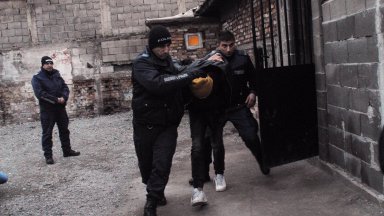Мащабна полицейска операция се провежда в Бургас, има задържани