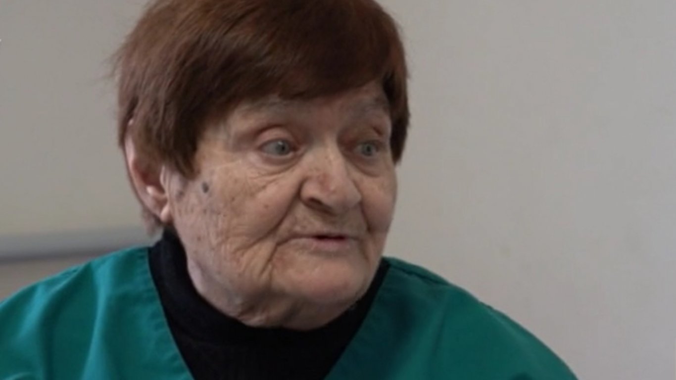 86-годишна лекарка работи на 3 места, за да осигури бъдещето на внука си