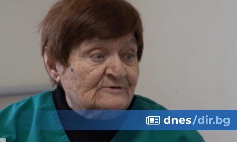 Лекарка на 86 г. работи на три места, за да