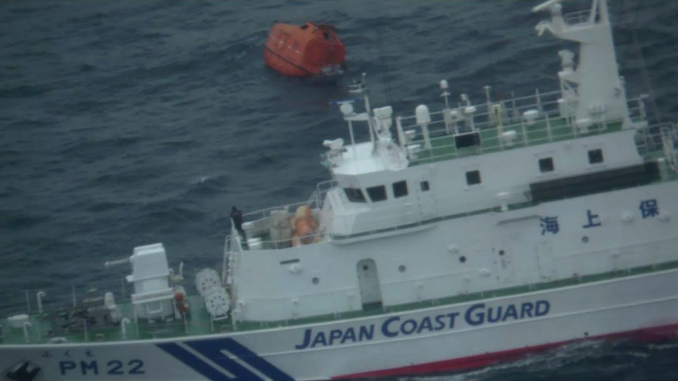 Кораб потъна в Японско море, издирват част от екипажа (снимки/видео)