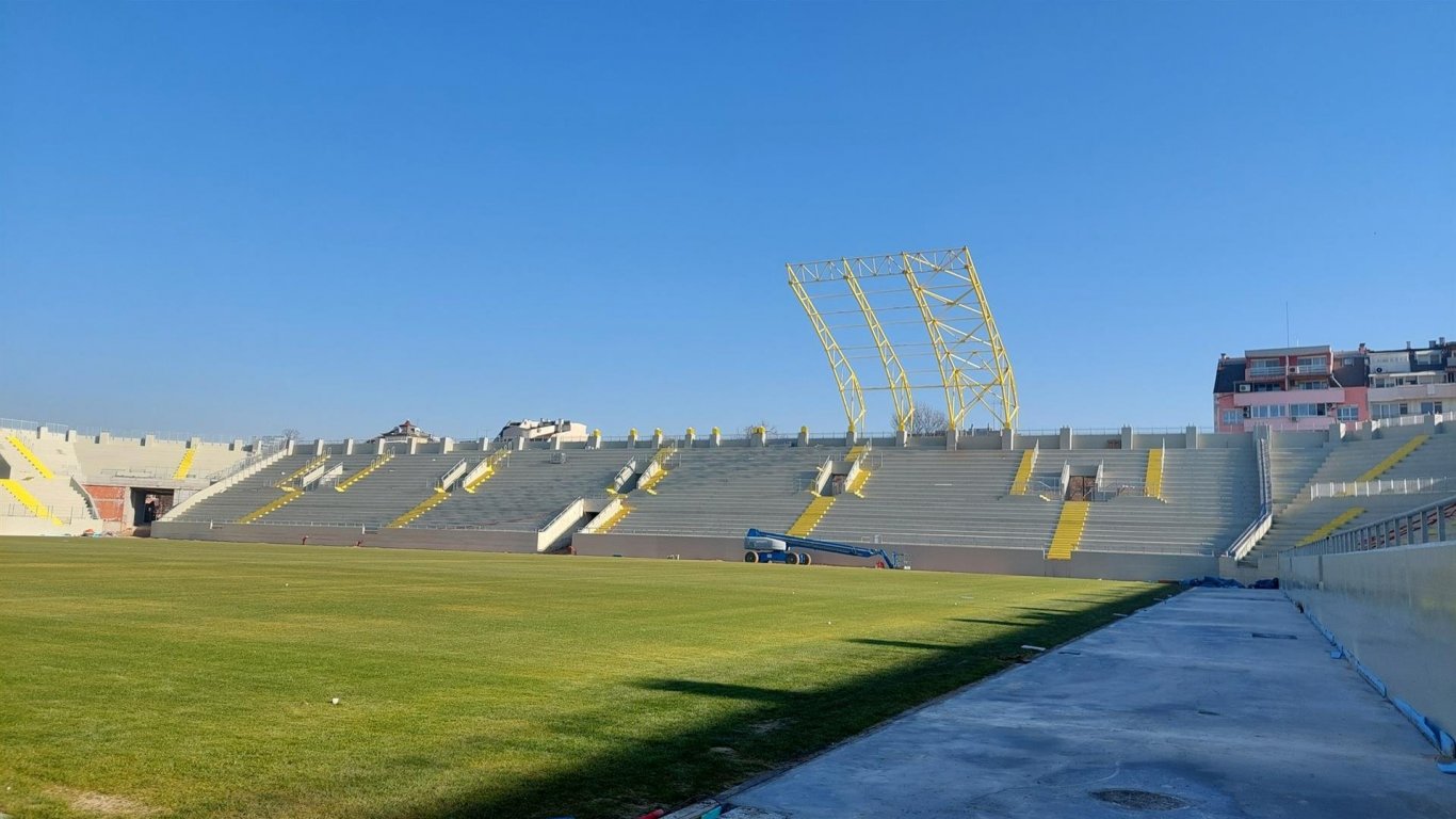 Бездънна яма: Община Пловдив налива още милиони в стадионите на "Ботев" и Локо