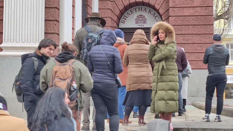 За 1 час се изчерпаха билетите за представленията с Джон Малкович, останаха само от най-скъпите