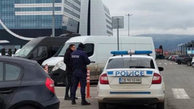 Извършен е грабеж пред хипермаркет в София Малко след 14 00