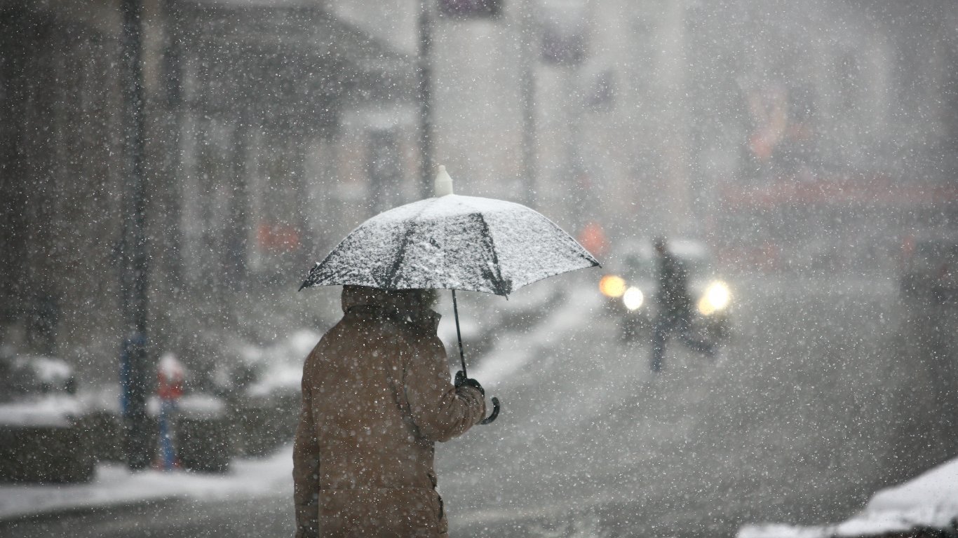 Заваля първи сняг във Варна, побеляха високите райони на града (видео)