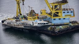 Преместиха кометата ресторант от парк във Варна, ще я ремонтират в "Терем" (снимки)