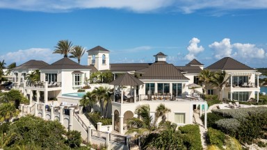 Карибското имение на Принс се отдава под наем заедно с икономите