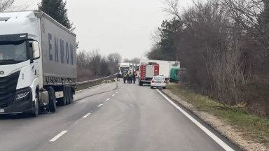  Тежка катастрофа с 2 камиона и кола край Велико Търново, има загинал (видео)