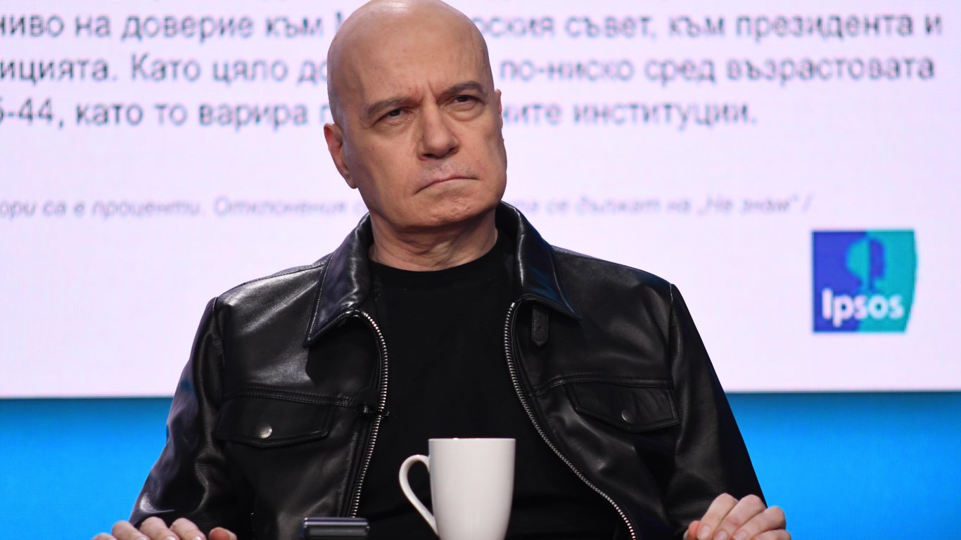 Слави Трифонов поиска оставката на правителство още в първите му часове