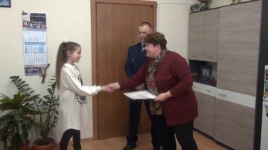 Полицията в Бургас награди 10 годишната каратистка Анабел Атанасова която помогна