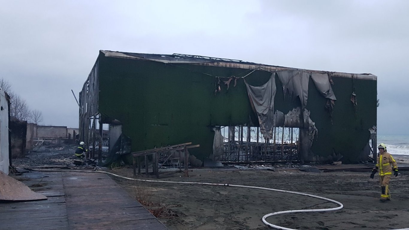 Пожар изпепели бившето заведение Планета на плажа в Бургас, има пострадал