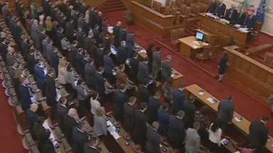 Депутатите започнаха пленарния ден с няколко декларации и минута мълчание
