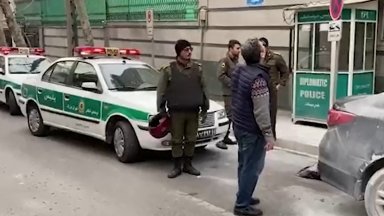 Атакуваха с "Калашников" азербайджанското посолство в Техеран, има убит (видео)
