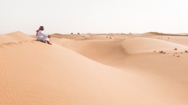  Защо и къде един милиардер пази 300 ретро автомобила в пустинята