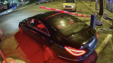 Шофьор на мерцедес мина под бариерата на паркинг, за да спести 1 лев (видео)