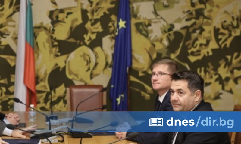 Народните представители от Възраждане Иво Русчев и Димо Дренчев зададоха