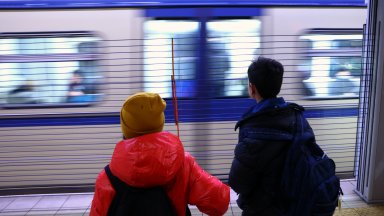 Авария на уличен водопровод в София затвори входа на метростанция