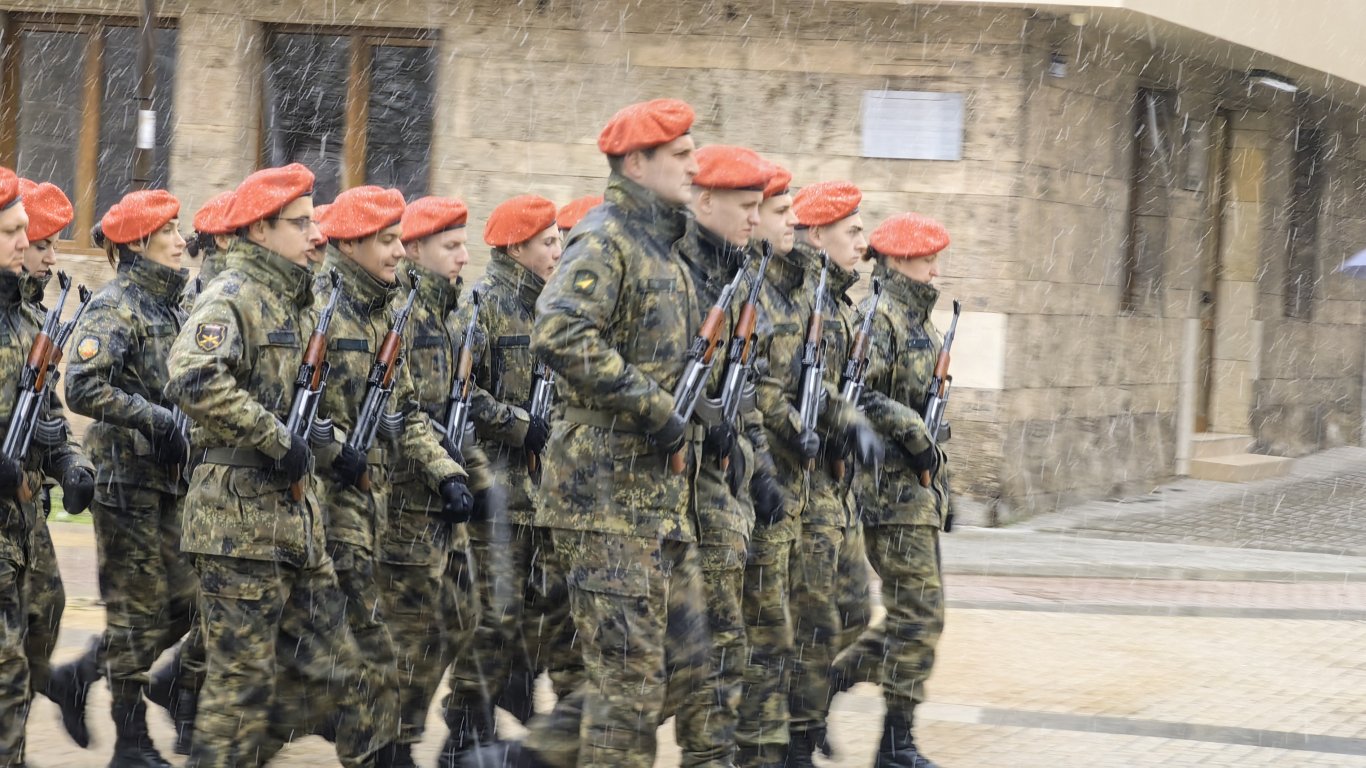 Властта отрече български военни да са командировани в Украйна и извън ЕС