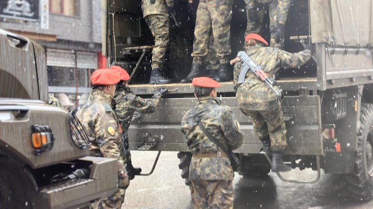 Политическата криза удари и армията: МО замразява назначенията, под риск е и SAFE