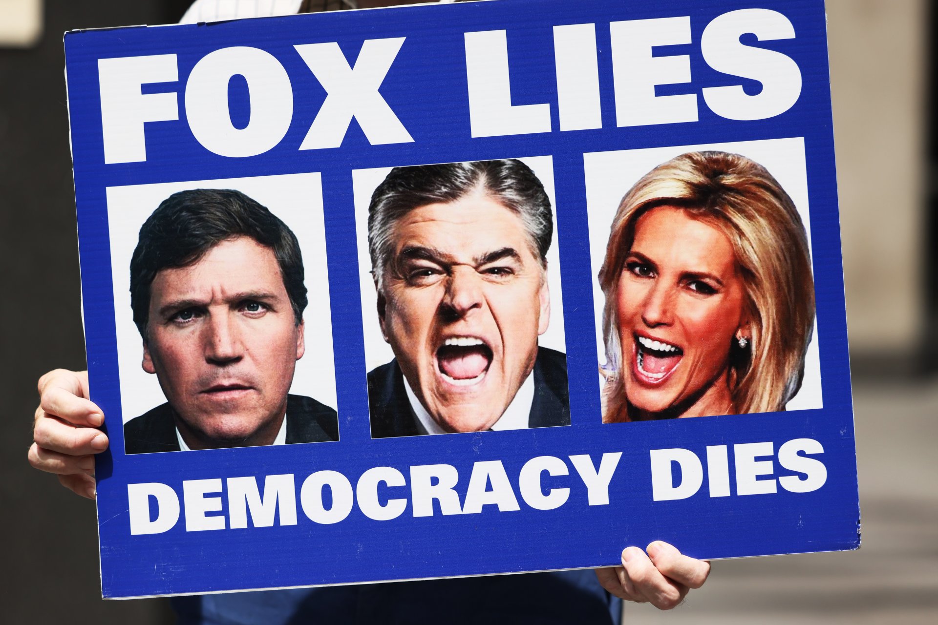 Снимка от протестите "FOX  не издържа на истината" пред централата на телевизията от 2022 г.