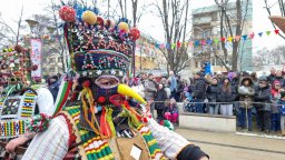 Над 10 000 кукери и сурвакари гонят злото на "Сурва" в Перник (снимки)